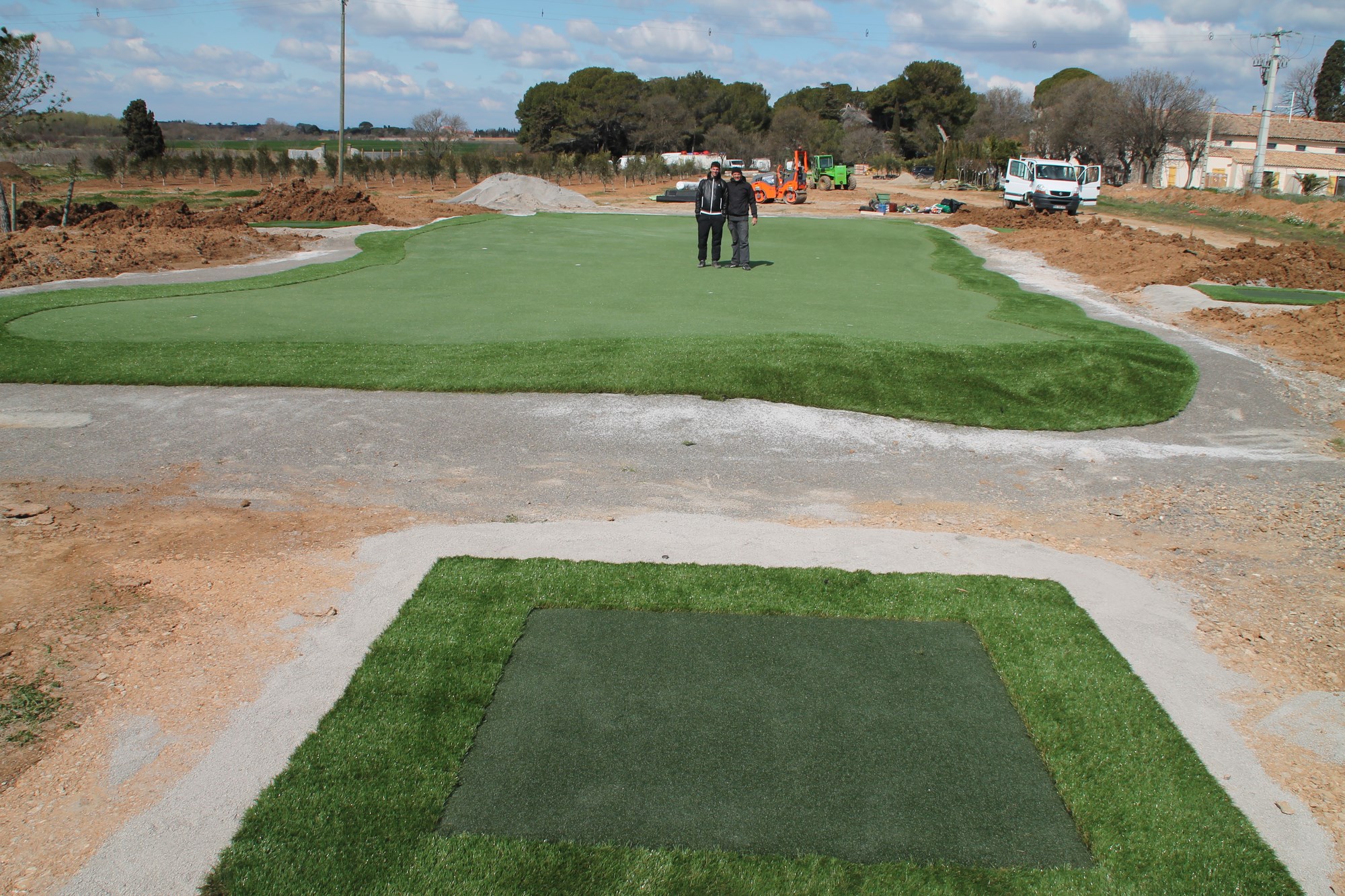 Départ synthétique et putting green d'entraînement